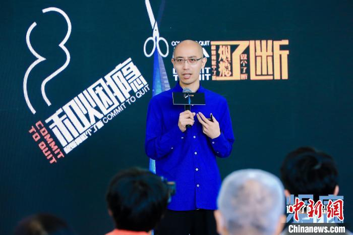 中央美术学院实验艺术学院教授、当代视觉艺术家邬建安讲解《五百笔》创作模式。　活动主办方供图