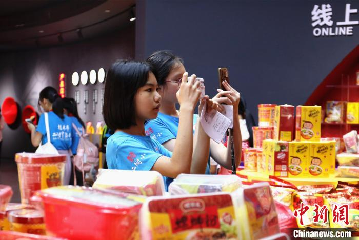 研学学生在拍照。　朱柳融 摄