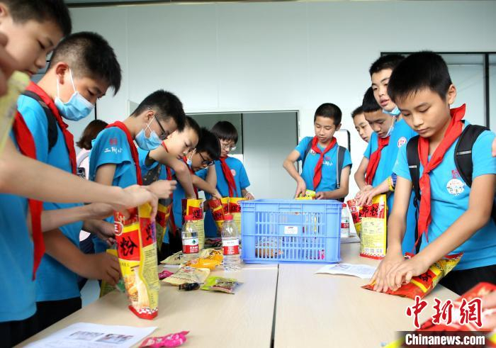 研学学生包装袋装螺蛳粉。　朱柳融 摄