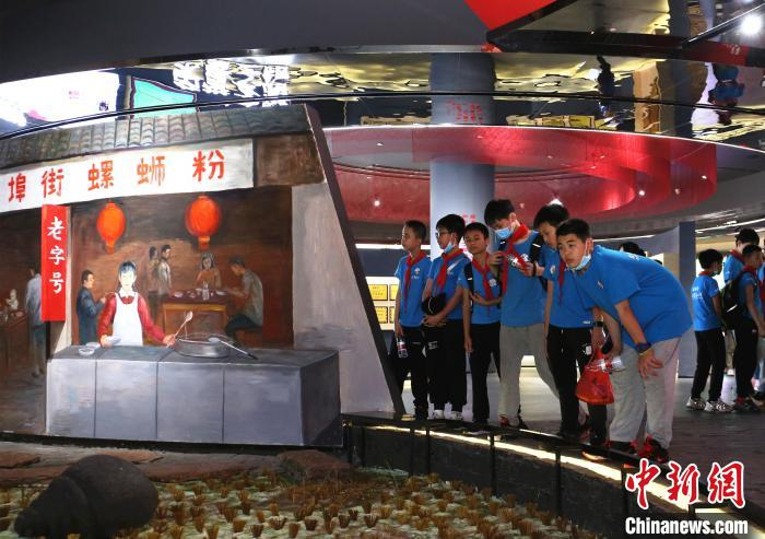 研学学生参观螺蛳粉文化展馆。　朱柳融 摄