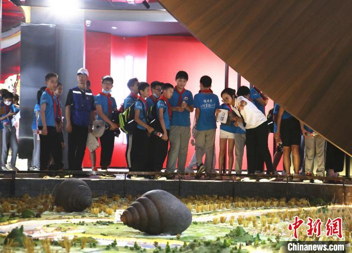 研学学生参观螺蛳粉文化展馆。　朱柳融 摄