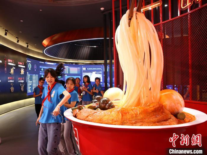 研学学生参观螺蛳粉模型。　朱柳融 摄