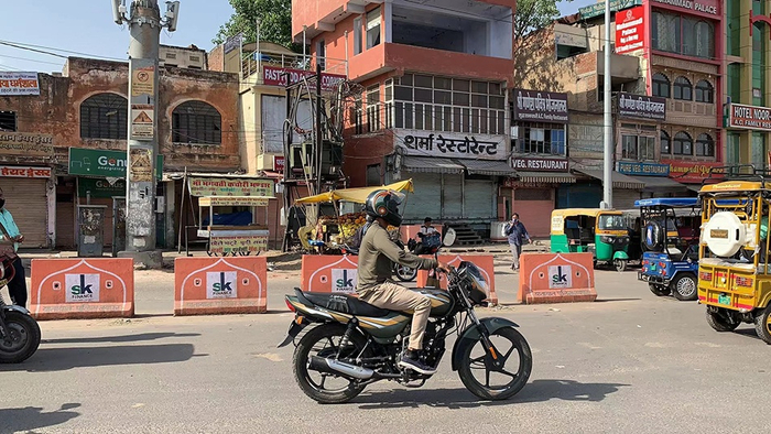 沿街的商铺已关闭，流动的小摊贩还在出摊