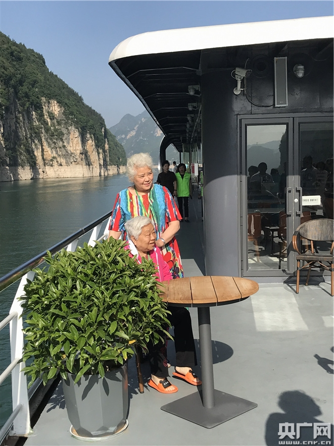游三峡的银发老人（央广网发 马瑛摄）