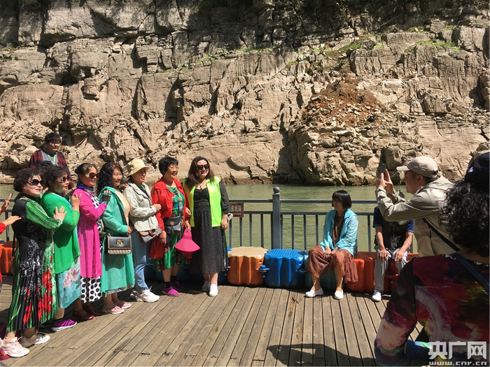 　游客在神女溪旁合影（央广网发 马瑛摄）