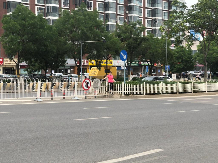 （“躲”着过街天桥铤而走险的人不在少数。）