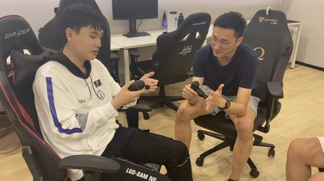 图/职业选手使用电竞筋膜枪进行放松