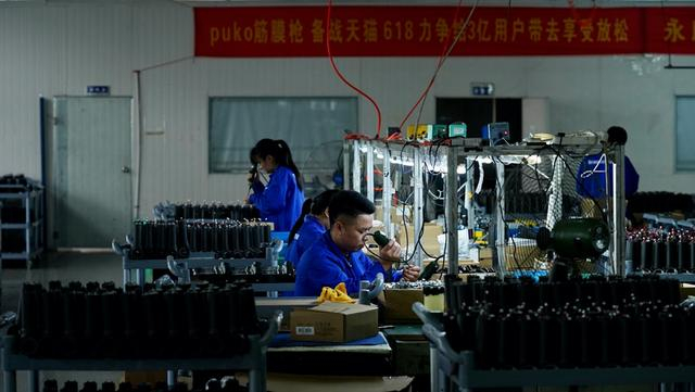 图/天猫618期间筋膜枪工厂加紧生产