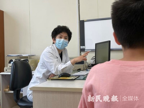 图说：张劲松主任的半天门诊每次都要看一整天。