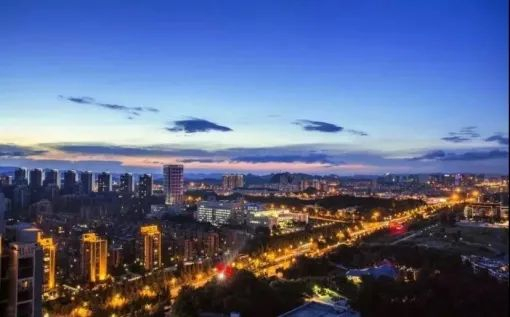 华灯初上的观山湖区（保利·大国璟供图）