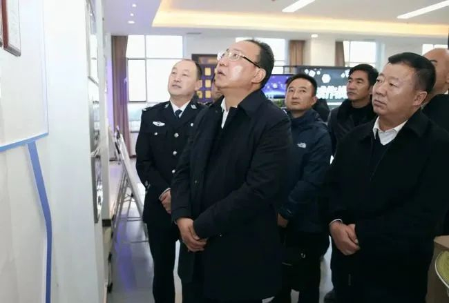 最前排戴眼镜者为赵涛