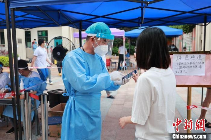 荔湾消防抗疫“党员先锋队”服务民众现场。广东省消防救援总队供图