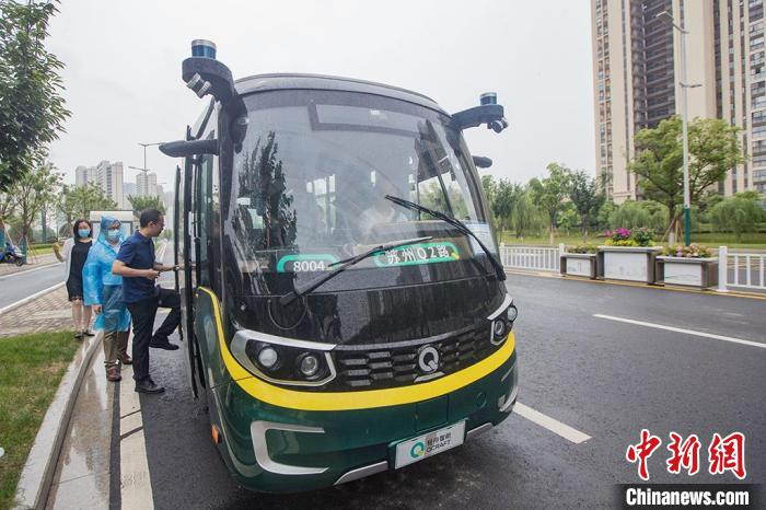 “ 龙舟ONE无人小巴”自动驾驶汽车停靠在Q2线路站点载客。　泱波 摄