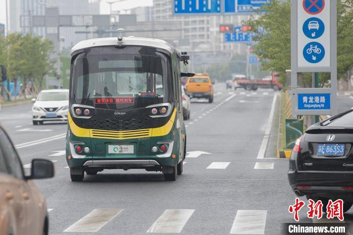 “ 龙舟ONE无人小巴”配备安全员行驶在城市道路上。　泱波 摄