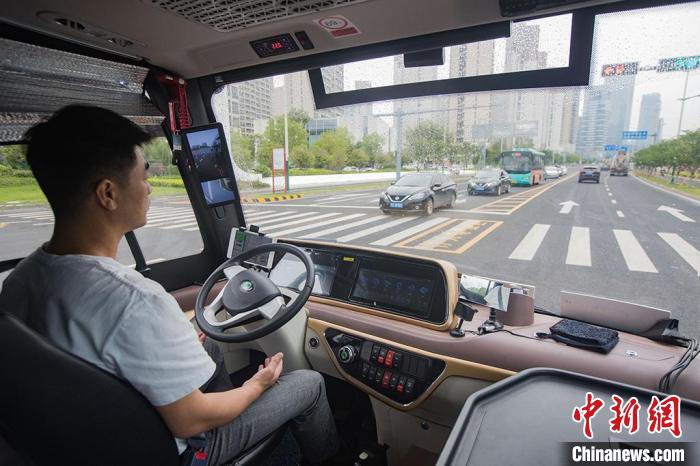 轻舟智航可基于多种车型实现L4级别自动驾驶功能，应对各类城市复杂交通场景。　泱波 摄