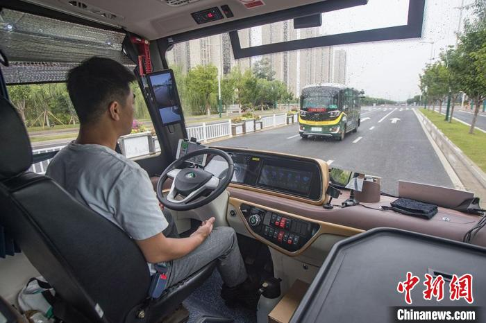 “ 龙舟ONE无人小巴”配备安全员行驶在城市道路上。　泱波 摄