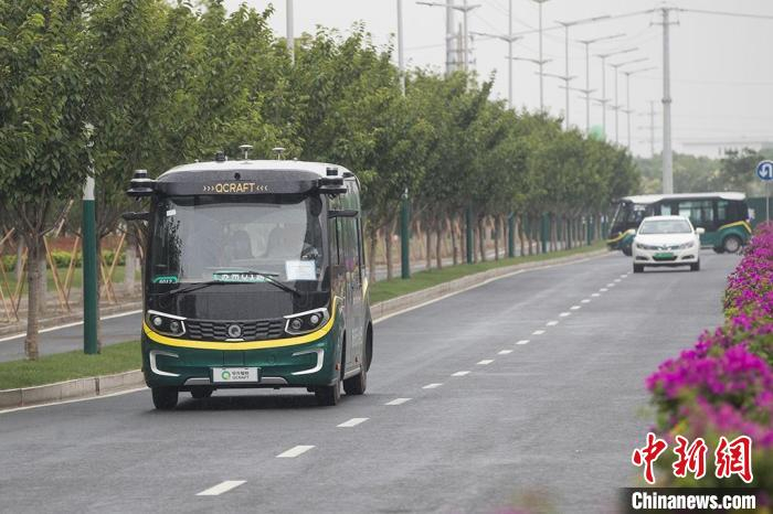 Q2路采用由轻舟智航部署的龙舟ONE无人小巴。　泱波 摄