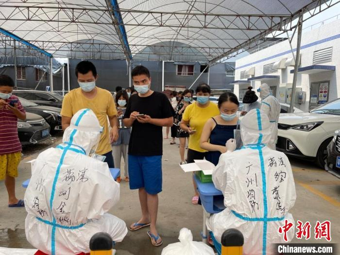 荔湾消防抗疫“党员先锋队”服务民众现场。广东省消防救援总队供图