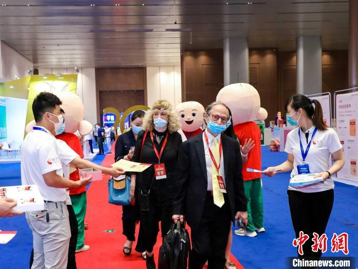 中外专家学者对话，精准把脉医药行业发展。　2021星辰会 供图