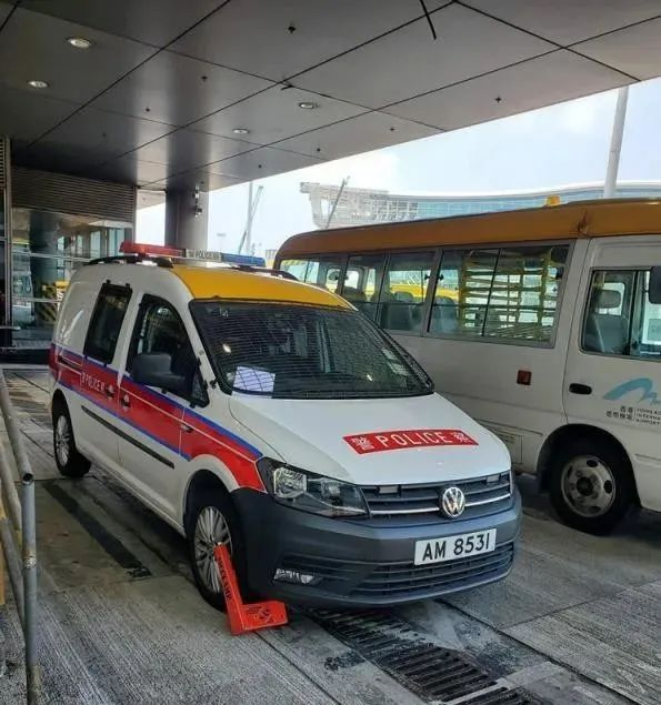 这一次出警警车被物业保安锁了