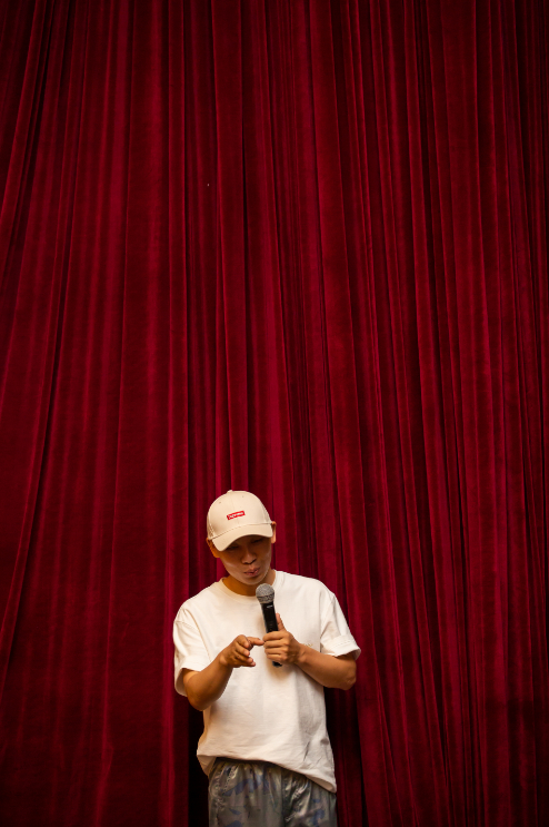 北京脱口秀俱乐部创始人西江月仍然坚持表演。新京报记者 李凯祥 摄 