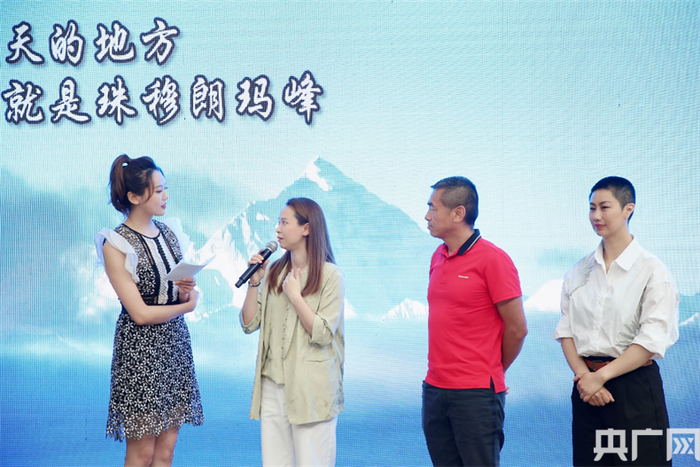 施萃娜中国区总负责人刘翠翠、华大运动CEO曹峻、QAD大中华区人力资源总监高海拔登山爱好者夏婷（央广网发 受访者供图）