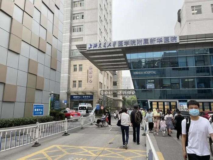 △新华医院心理科门诊量持续上升，其中儿童占了三分之二