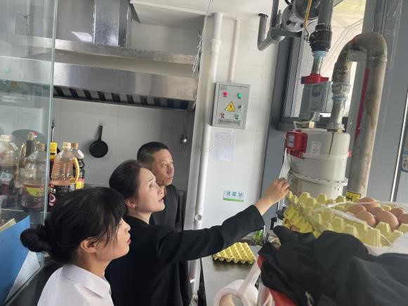 西咸新区沣东新城住建局上门对接中小餐饮项目（央广网发 李强 摄）
