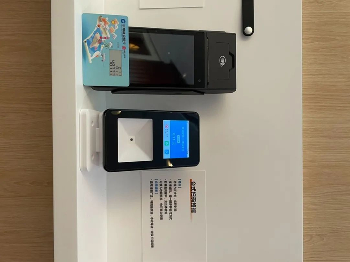 ▲建行数字人民币可视卡及扫码终端设备