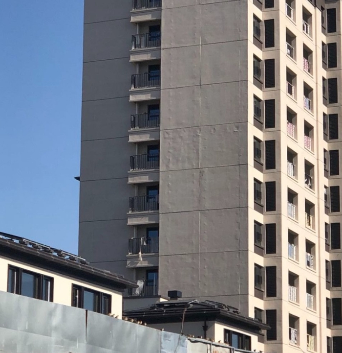 祥云赋项目墙面，肉眼可见的凹凸不平。 &nbsp; &nbsp; &nbsp; &nbsp; &nbsp; &nbsp; &nbsp; &nbsp; &nbsp; &nbsp; &nbsp;&nbsp;图片来源：业主提供。