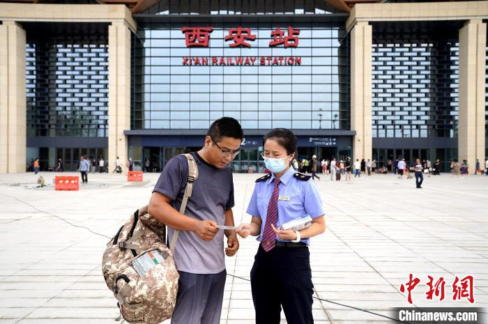 图为西安火车站工作人员服务旅客。　赵杰 摄