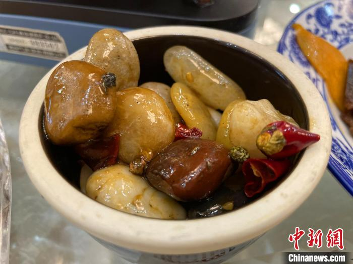 以石头为食材的青滩嗦丢儿被誉为“世界上最硬的菜”。　郭晓莹 摄