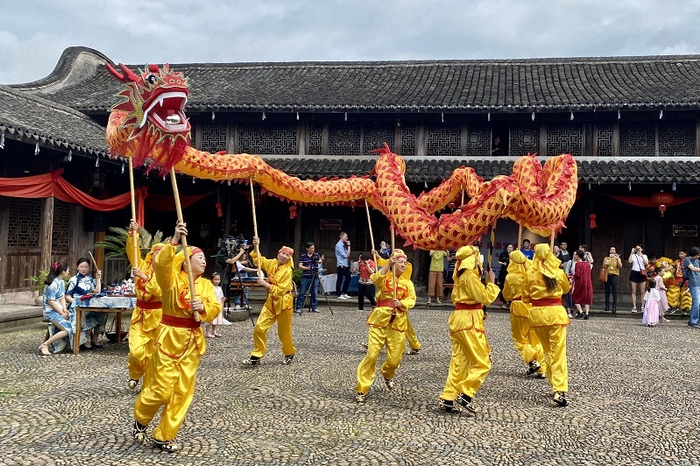 舞龙（通讯员徐铭怿 摄）