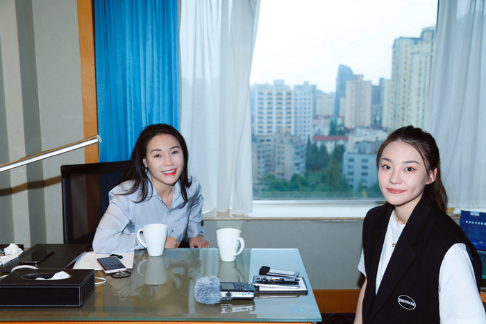 《柳浪闻莺》导演戴玮（左）接受总台央广记者罗敏专访（央广网发 片方供图）