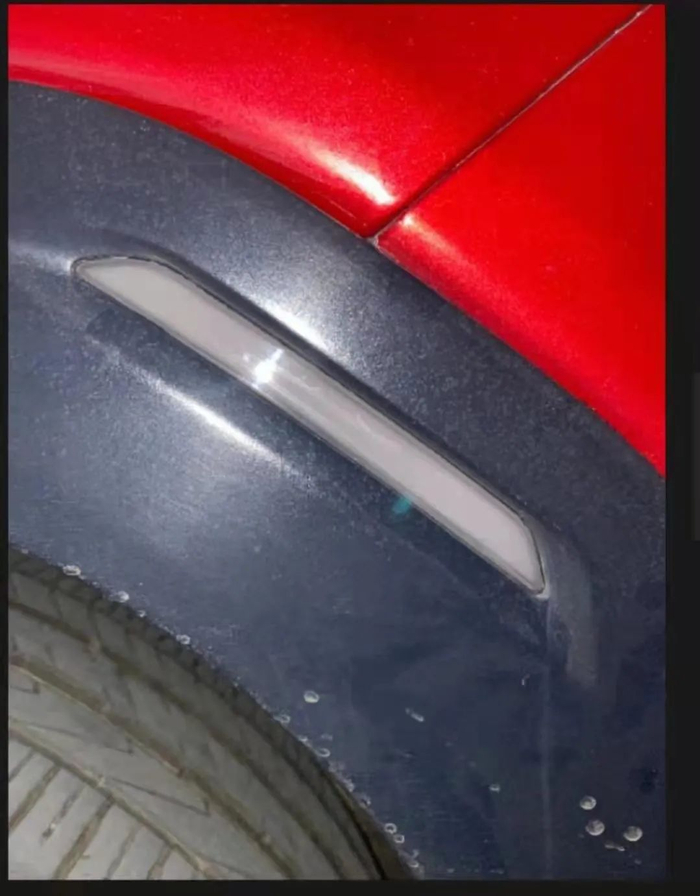 ▲刘先生质疑车身部分地方有喷漆、更换配件的痕迹