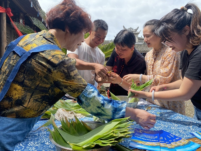 包粽子（通讯员徐铭怿 摄）