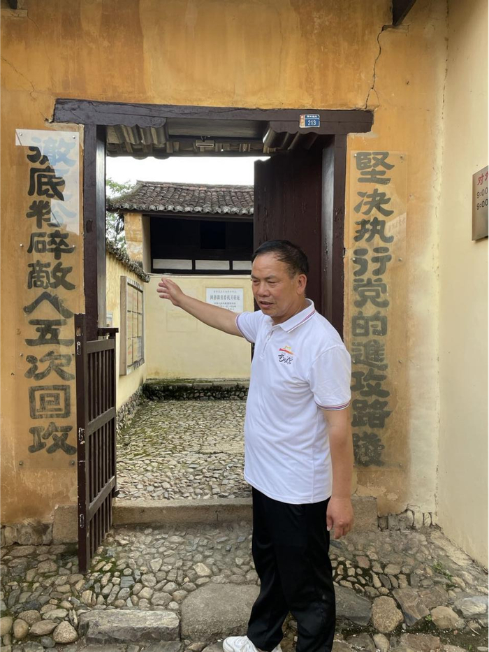 △烈士邱金辉之孙邱爱斌