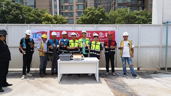 图说：刚出锅冒着热气的粽子，就被项目管理人员送到工地上，还有咸鸭蛋，一起送到了来自天南海北的工友手中