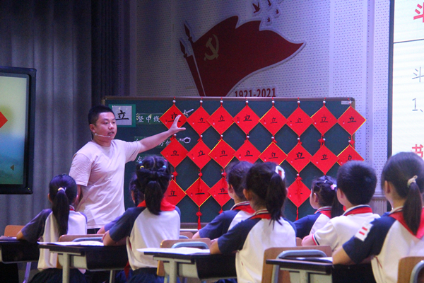 图说：书法教育已成为吕巷中小学的特色课程 采访对象供图（下同）