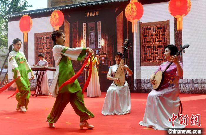 活动现场上演福州伬唱表演。　吕明 摄