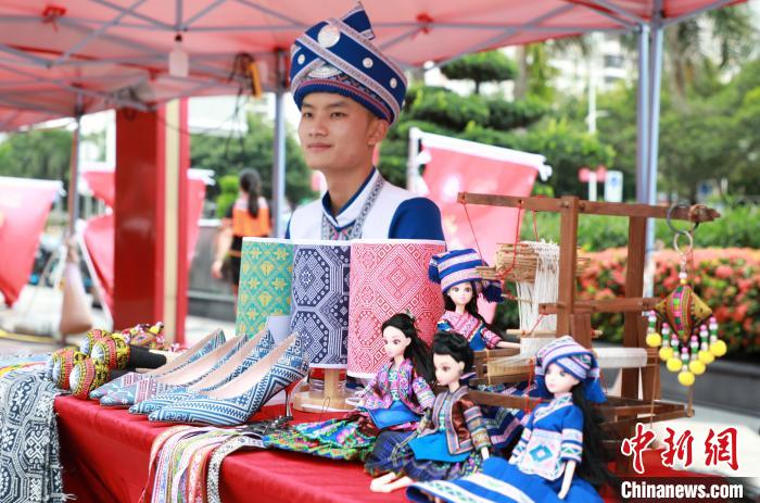 图为工作人员展示广西当地特色民族服饰。　王伟臣 摄