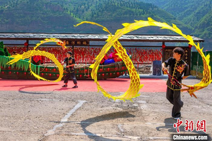舞龙表演。　兰华 摄