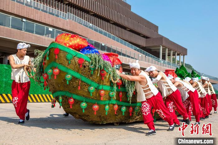 旱地行船实景表演。　兰华 摄