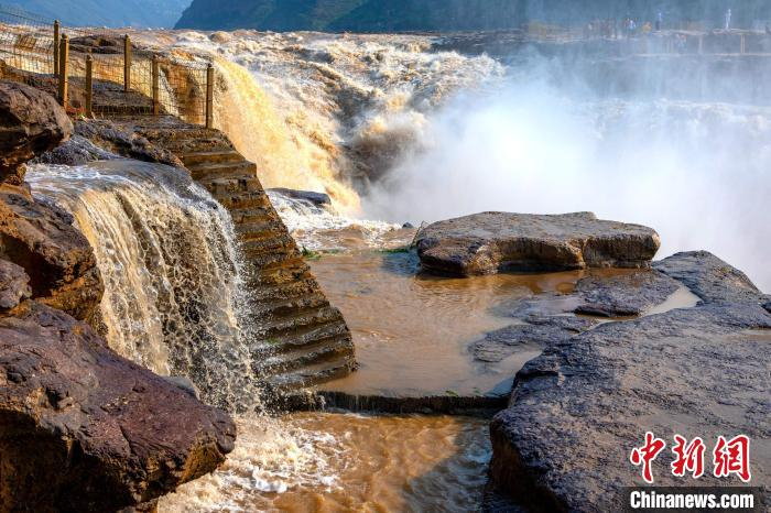 气势磅礴的黄河壶口瀑布。　兰华 摄