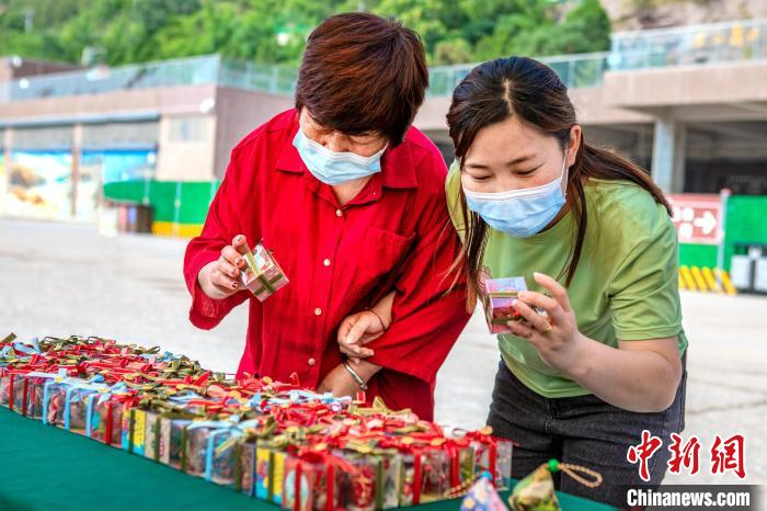 挑选香包。　兰华 摄