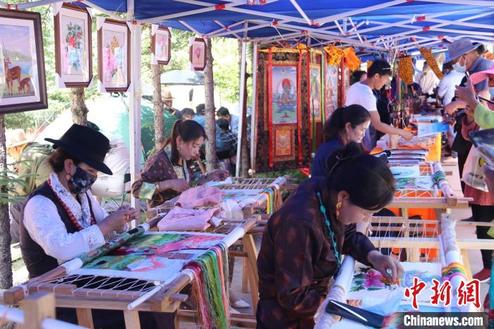 图为藏族同胞展示手工技艺。　恰嘎·觉如 摄