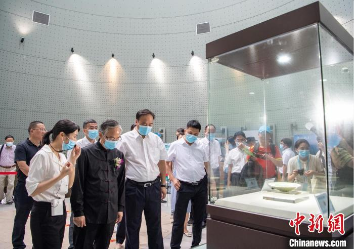 “宋·龙泉窑青釉菊瓣纹盘”实物展出 张有钢 摄