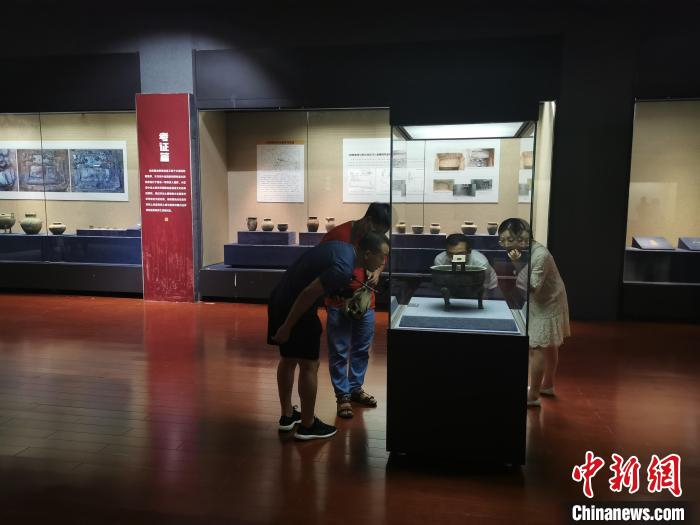 图为观众参观“戎·融——徐阳墓地考古发现成果展”。　杜甲飞 摄