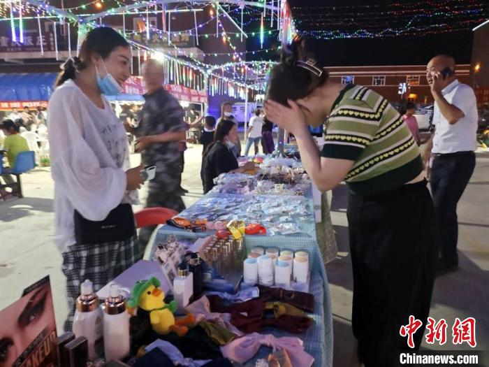 “夜经济”成为新疆兵团民众消费的新亮点。　黎佳君 摄
