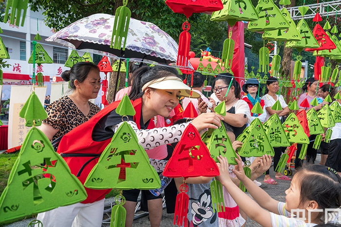 群众在党史知识长廊答题（央广网发张礼萍摄）